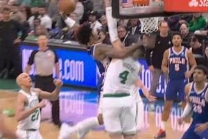 对飙扣篮！乌布雷单臂隔扣武切维奇 塔图姆变向切入双手暴力灌篮_24直播网