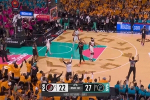 球进灯亮！福浚？怂顾椭 凯尔登·约翰逊三分压哨掷中_24直播网