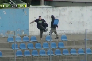 昔日豪门现在在次级联赛保级，，斯洛文尼亚球球迷恼怒踢飞看台座椅_24直播网