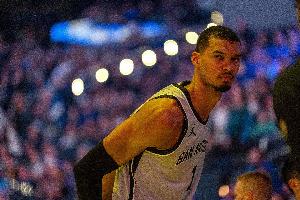 季后赛更吓人了！文班半场种种离谱演出 13中8轰3记三分爆砍21分_24直播网