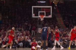 不手软！哈登外线开火 连中2记高难度三分率骑士获两位数领先_24直播网