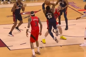 活力十足！米切尔自投自抢 反抗防守强投掷中惋惜加罚没有_24直播网