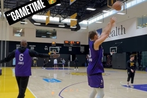 手感依旧火热！肯纳德三分十连中赢得投篮角逐 詹姆斯振臂庆祝_24直播网