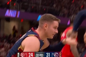 出其不料！施罗德底线发球妙传 梅里尔纵向空切上篮2+0！_24直播网