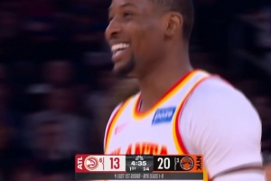 就是莽！库明加体育生硬怼被布伦森造进攻犯规 前者一脸苦笑_24直播网