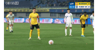 杨展鹏造点，，，，戴维森主罚的点球被闫炳良扑出_24直播网