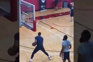 名时势：威少当着哈登的面，，，，，滑稽模拟他的后撤步！登哥都懵了?_24直播网