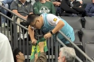 和老乡林葳互动上了??张博源会见俄勒冈大学并现场观战~_24直播网