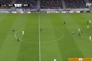 想到他了吗？？？？？名时势：卡里乌斯撞翻自家后卫送敌手空门！_24直播网