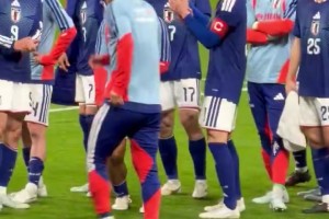 日本队在温布利球场1-0击败英格兰队！赛后球员们疯狂庆祝_24直播网