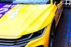 在路边遇到科比车衣，，，真的好帅！?_24直播网