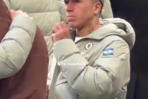 真不想呆了？？？？？实拍：恩佐在人群中拿脱手机自顾自地玩，，，东张西望_24直播网