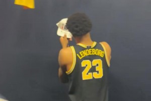 今年前十行情！伦德伯格拿下NCAA冠军，，，给球迷热心署名_24直播网