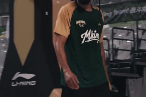 球馆放着我的歌！J.Cole的训练日常，，，，今日即将迎来首秀！_24直播网