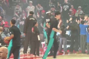 杨瀚森赛前热身训练，，，今天收官战能上场么？？？_24直播网