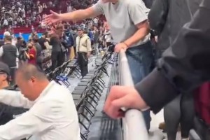 活久见！李添荣赛后想和球迷互动，，，，，遭北京主场事情职员推搡詈骂_24直播网