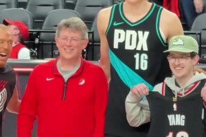 很开心啊~杨瀚森赛后赠予署名球衣给小球迷&还合影留念！_24直播网