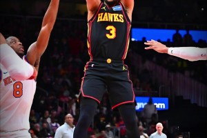 硬核? 老鹰多次袭裆，，，，，，尼克斯捂着要害拿下首胜！ ..._24直播网