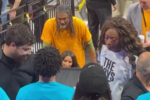 邓肯现场观战马刺季后赛首秀！这造型已经让人完全认不出来了吧！_24直播网