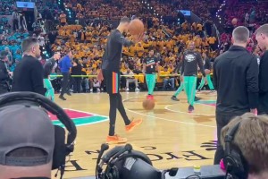 文班赛前热身秀了一把颠球，，，，，这脚法有点工具。。。。。。?_24直播网